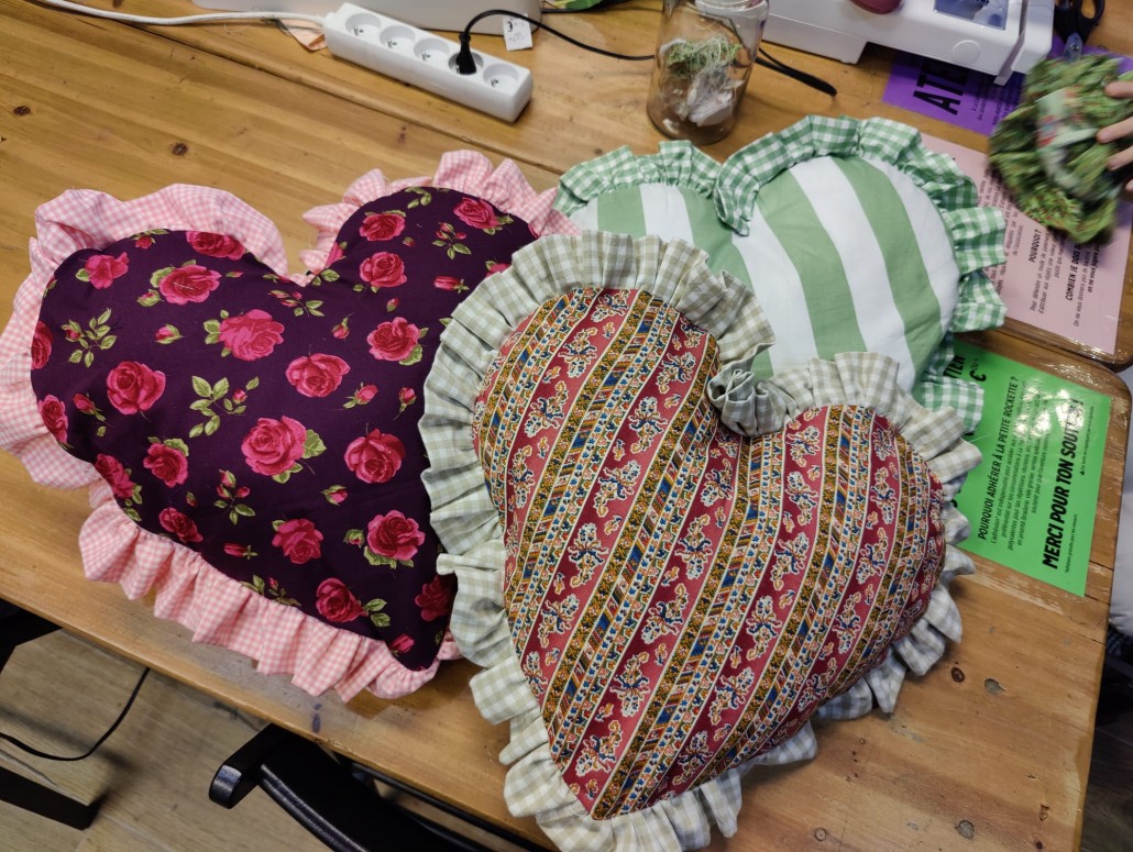 COUSSIN COEUR À VOLANTS LA CADETTE FRIPERIE ATELIER PARIS 75012