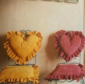 COUSSIN CŒUR À VOLANTS
