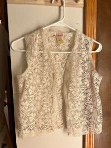 VESTON EN RIDEAUX EN DENTELLE