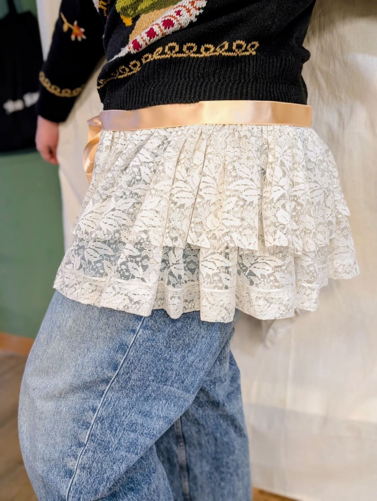 ATELIER COUTURE SURJUPE EN DENTELLE LA CADETTE FRIPERIE PARIS 75012